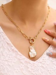 L'Atelier de Gaia Pozłacany naszyjnik z zawieszką - dł. 50 cm rozmiar: onesize. Białe naszyjniki damskie L'Atelier de Gaia, z perłą, pozłacane. Za 60.99 zł.