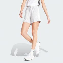 Szorty Essentials 3-Stripes Cotton. Białe spodenki sportowe damskie Adidas, m, bez wzorów, z bawełny, z standardowym stanem, na fitness i siłownię. Za 129.00 zł.