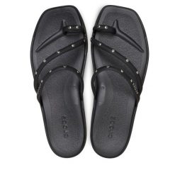 Japonki Crocs. Czarne klapki damskie Crocs, bez wzorów, bez obcasa, bez zapięcia. Za 189.99 zł.