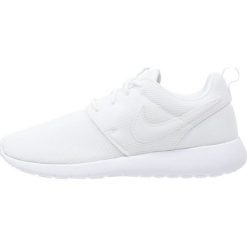 Nike Sportswear ROSHE ONE Tenisówki i Trampki white/wolf grey. Białe trampki chłopięce Nike Sportswear, z materiału. W wyprzedaży za 223.20 zł.