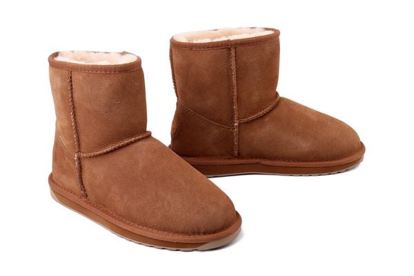 EMU AUSTRALIA W10003 Stinger Mini chestnut, botki damskie. Brązowe botki damskie EMU Australia, ze skóry, bez obcasa, bez zapięcia. Za 749.90 zł.