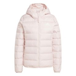 Kurtka damska adidas Essentials Light Down Hooded, puchowa, wodoodporna, różowa. Czerwone kurtki damskie Adidas, na zimę, xs, bez wzorów, z nylonu, bez kaptura. Za 449.99 zł.