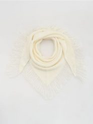 Trójkątny szalik z frędzlami - złamana biel. Szaliki damskie Reserved, bez wzorów. Za 99.99 zł.