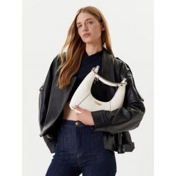 Torebka Guess. Białe torebki klasyczne damskie Guess, bez dodatków. Za 274.99 zł.