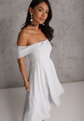 Niebieska Rozkloszowana Sukienka Koktajlowa VICES z Hiszpańskim Dekoltem Neamerianne. Niebieskie sukienki damskie Renee, bez wzorów, eleganckie, bez ramiączek. Za 199.99 zł.