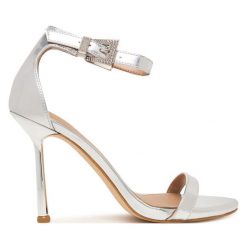 Sandały Guess. Szare sandały damskie Guess, z aplikacjami, bez obcasa, na szpilce, bez zapięcia. Za 719.99 zł.