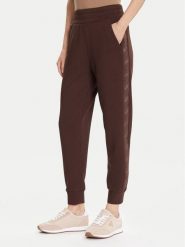 Guess Spodnie dresowe W5YB11 KBYE2 Brązowy Regular Fit. Brązowe spodnie dresowe damskie Guess, xxl, z aplikacjami, z dresówki. Za 339.99 zł.