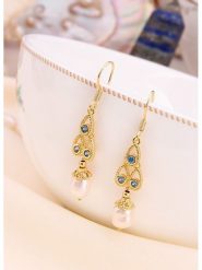 L'Atelier de Gaia Pozłacane kolczyki z perłami i cyrkoniami rozmiar: onesize. Białe kolczyki damskie L'Atelier de Gaia, z cyrkonią, pozłacane, z zapięciem typu bigiel. Za 69.58 zł.