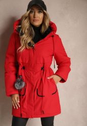 Czerwona Kurtka Parka ze Ściągaczami w Talii i Kapturem Zdobiona Zawieszką Zeriena. Czerwone kurtki damskie Renee, l, z aplikacjami, z jeansu. Za 299.99 zł.