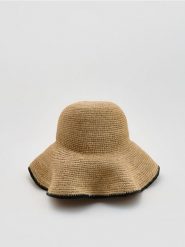 Pleciony kapelusz z rafii - kremowy. Białe kapelusze damskie Reserved, bez wzorów. Za 149.99 zł.