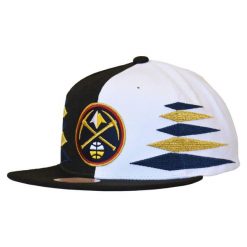 Czapka z daszkiem Mitchell & Ness NBA Diamond Cut Denver- HHSS1093-DNUYYPPPBKWH. Białe czapki z daszkiem damskie Mitchell & Ness, bez wzorów. Za 89.00 zł.