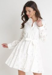 Biała Ażurowa Sukienka Bawełniana z Wiązanym Paskiem Ilerah. Białe sukienki damskie Born2be, w ażurowe wzory, z bawełny, boho, bez ramiączek. Za 289.99 zł.