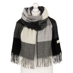 Dwustronny szal damski z poliestru w dominującym czarnym kolorze, ozdobiony frędzlami - Rovicky. Czarne szaliki damskie ROVICKY, na zimę, bez wzorów. Za 45.00 zł.