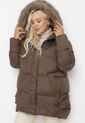 Brązowa Kurtka z Kapturem i Sztucznym Futerkiem Tsani. Brązowe kurtki damskie Born2be, na zimę, plus size, z aplikacjami, z jeansu, z kapturem. Za 249.99 zł.