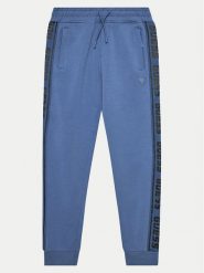 Guess Spodnie dresowe L2YQ48 K6ZS1 Niebieski Relaxed Fit. Niebieskie spodnie dresowe chłopięce Guess, z bawełny. Za 239.99 zł.