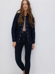 Jeansy high waist - granatowy. Niebieskie jeansy damskie Reserved, z podwyższonym stanem. W wyprzedaży za 79.99 zł.