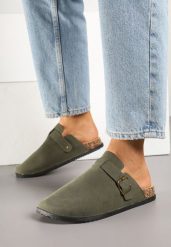 Zielone Klapki w Stylu Chodaków z Klamrami Uliadriela. Zielone klapki damskie Born2be, bez wzorów, z jeansu, bez obcasa, na płaskiej podeszwie, bez zapięcia. Za 74.99 zł.
