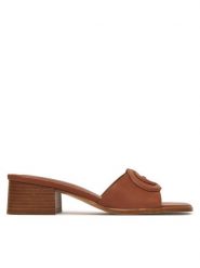Guess Klapki FLJCNN LEA03 Brązowy. Brązowe klapki damskie Guess, z aplikacjami, ze skóry, bez obcasa, bez zapięcia. Za 449.99 zł.