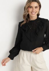 Czarna Bawełniana Bluzka z Ażurowym Haftem i Falbaną Przy Dekolcie Neveine. Czarne bluzki damskie Born2be, m, w ażurowe wzory, z bawełny, boho, bez kołnierzyka, bez ramiączek. Za 44.99 zł.