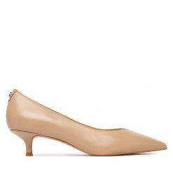 Czółenka Guess. Brązowe czółenka damskie Guess, z aplikacjami, bez obcasa. Za 634.99 zł.