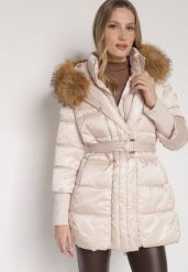 Beżowa Kurtka z Pikowanymi Przeszyciami Paskiem i Kapturem z Futrem Lidanessa. Brązowe kurtki damskie Born2be, l, bez wzorów, z dzianiny. Za 289.99 zł.