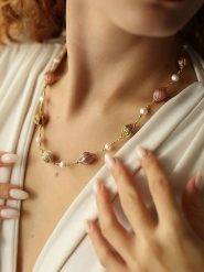 Pierres delicates Pozłacany naszyjnik z elementami ozdobnymi - dł. 45 cm rozmiar: onesize. Białe naszyjniki damskie Pierres delicates, z agatem, pozłacane. Za 78.99 zł.