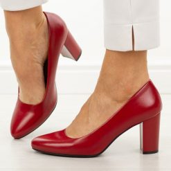 Czerwone czółenka damskie na słupku Sergio Leone Pb131. Czerwone czółenka damskie Sergio Leone, bez wzorów, ze skóry, bez obcasa, na słupku. W wyprzedaży za 148.72 zł.