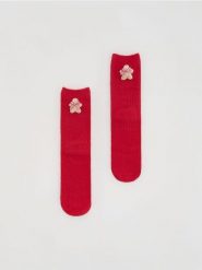 Skarpetki ze świąteczną naszywką - czerwony. Czerwone skarpetki damskie Reserved, z aplikacjami. Za 29.99 zł.