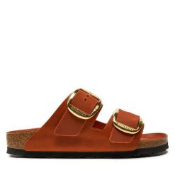 Klapki Birkenstock. Brązowe klapki damskie Birkenstock, bez wzorów, bez obcasa, bez zapięcia. Za 679.99 zł.
