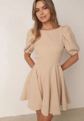 Beżowa Koktajlowa Sukienka z Bufkami Odkrytymi Plecami i Wiązaniem z Tyłu Lilpea. Brązowe sukienki damskie Born2be, bez wzorów, eleganckie, bez ramiączek. Za 249.99 zł.