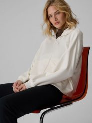 4F Bluza dresowa loose bez kaptura damska - kremowa S. Białe bluzy damskie 4F, s, bez wzorów, z dresówki. Za 199.99 zł.