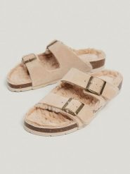 Pepe Jeans FOOTWEAR Skórzane klapki w kolorze beżowym rozmiar: 41. Brązowe klapki damskie Pepe Jeans FOOTWEAR, bez wzorów, z jeansu, z otwartym noskiem, bez obcasa, bez zapięcia. Za 136.13 zł.