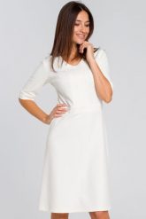 Elegancka sukienka dzianinowa trapezowa midi z dekoltem V ecru kremowa. Białe sukienki damskie Sukienki.shop, bez wzorów, z bawełny, biznesowe, bez ramiączek. Za 229.00 zł.