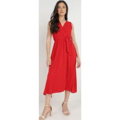 Czerwona Sukienka Iolaera. Czerwone sukienki damskie Born2be, z aplikacjami, z materiału, bez ramiączek. Za 119.99 zł.