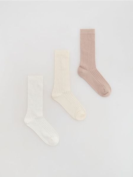 Długie skarpetki 3 pack - złamana biel. Skarpetki damskie Reserved, bez wzorów. Za 49.99 zł.