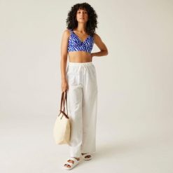 Góra od stroju kąpielowego damska Paloma. Niebieskie bikini Regatta, bez wzorów, z tkaniny. W wyprzedaży za 93.80 zł.