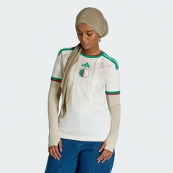 Koszulka podstawowa Algieria 26. Białe koszulki damskie Adidas, bez wzorów, bez kołnierzyka, bez ramiączek. Za 439.00 zł.