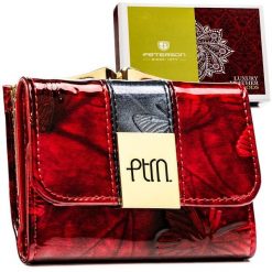 Mały, skórzany portfel damski w czerwonym kolorze zamykany na zatrzask i bigiel - Peterson. Czerwone portfele damskie Peterson, bez wzorów, ze skóry. Za 74.99 zł.