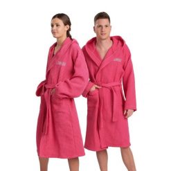 Szlafrok kąpielowy na basen po treningu unisex Arena Hooded Robe. Czerwone szlafroki damskie Arena, bez wzorów, bez kaptura. Za 199.99 zł.