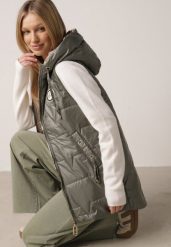 Zielona Pikowana Kamizelka o Długim Kroju z Nieodpinanym Kapturem i Aplikacją Koretes. Zielone kamizelki damskie Born2be, l, z aplikacjami, z poliesteru. Za 139.99 zł.