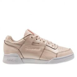 Buty do chodzenia damskie Reebok W LO Plus Iridescent. Białe obuwie sportowe damskie Reebok, z materiału, bez zapięcia, trekkingowe. Za 535.00 zł.