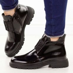 Czarne lakierowane botki damskie M.Daszyński 2501-10. Czarne botki damskie M.Daszyński, na jesień, z jeansu, biznesowe, z okrągłym noskiem, bez obcasa, bez zapięcia. Za 199.00 zł.