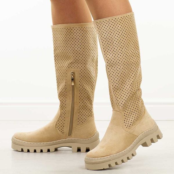 Beżowe jesienne ażurowe kozaki damskie na traperze Potocki 12010. Brązowe kozaki damskie POTOCKI, na jesień, z zamszu, bez obcasa, na platformie, bez zapięcia. Za 229.00 zł.