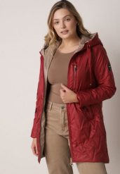 Czerwona Pikowana Kurtka Przejściowa Parka z Kapturem o Długim Kroju z Ozdobą Isaline. Czerwone kurtki damskie Born2be, l, z dresówki, z kapturem. Za 149.99 zł.