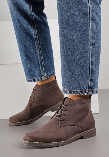 Brązowe Botki Vices o Klasycznym Fasonie Trzewików z Imitacji Zamszu Ativitta. Brązowe botki damskie Renee, z jeansu, klasyczne, bez obcasa, na płaskiej podeszwie, bez zapięcia. Za 79.99 zł.