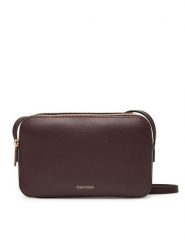 Calvin Klein Torebka Foil Logo Elongated Camera Bag LV04F3276G Bordowy. Czerwone listonoszki damskie Calvin Klein, bez wzorów, ze skóry, bez dodatków. Za 269.99 zł.