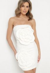 Biała Sukienka z Dekoltem Bandeau Ozdobiona Kwiatami 3D Desarea. Białe sukienki damskie Born2be, z aplikacjami, eleganckie, bez ramiączek. Za 189.99 zł.
