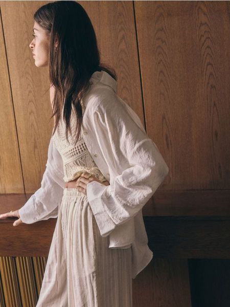 Koszula oversize z modalu - złamana biel. Koszule damskie Reserved, l, bez wzorów, z lyocellu, bez kołnierzyka, bez ramiączek. W wyprzedaży za 89.99 zł.