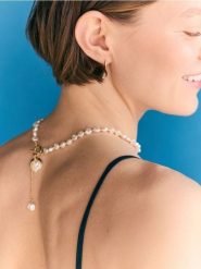 Naszyjnik z zawieszką - złamana biel. Naszyjniki damskie Reserved. Za 59.99 zł.