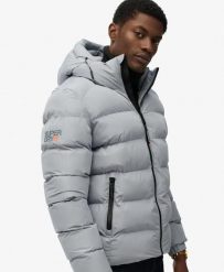 Superdry Pikowana kurtka sportowa z kapturem z recyklingowanego poliestru. Niebieskie kurtki sportowe damskie Superdry, xl, bez wzorów, z materiału, z kapturem. Za 559.35 zł.